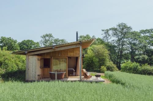 Дом Holly Water был спроектирован и построен @Outofthevalley_ltd как жилье в самом сердце Девона, Великобритания. 04