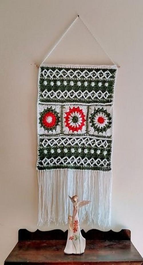 В последнее время в мире дизайна появился новый тренд - украшение интерьера с помощью вязаного панно. 07