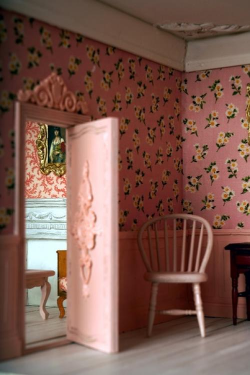 Наша звезда и архитектурная доминанта экспозиции - работа Исаева Даниила, художника - скульптора, работающего в жанре кукольной миниатюры. 06