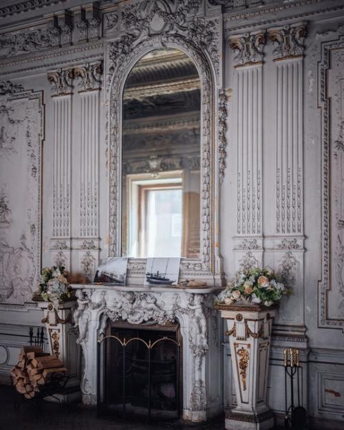 В интерьерах особняка Брусницыных. 03