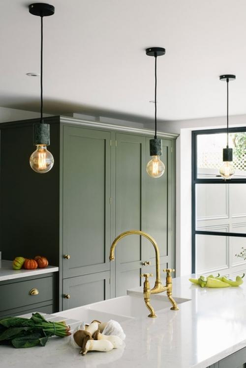 Великолепная зеленая кухня в одном из лондонских таунхаусов. 01