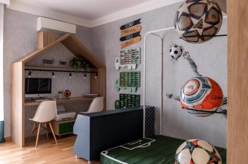 Космический интерьер детской спальни и игровая/учебная комната, оформлена в спортивной тематике - для двух мальчишек. 05