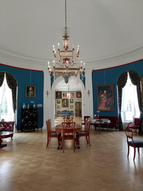 Про экскурсию.  Мы были в чудесной усадьбе куракиных 18 в. (в настоящих российских еб@енях), добраться туда без личного авто, идея так се. 05