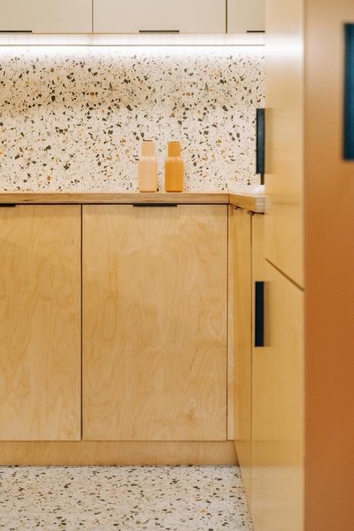 Современный интерьер студии площадью 27 кв. 07