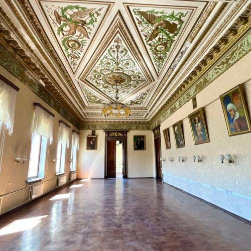 Из коридора мы в центральный гостиный зал потолок попадаем! 03