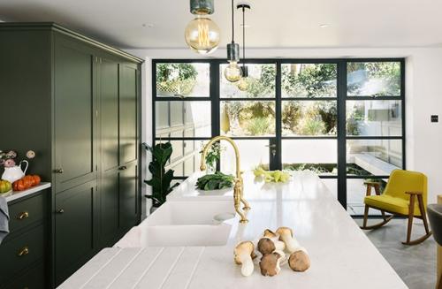 Великолепная зеленая кухня в одном из лондонских таунхаусов. 02
