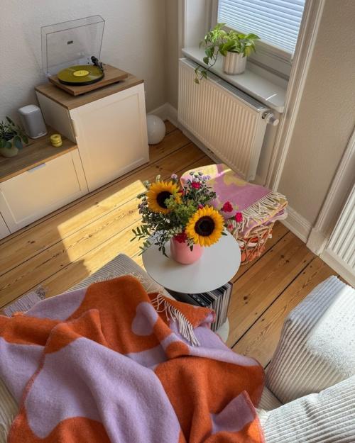 Уютная квартира с базовым светлым интерьером, мастерски украшенная ярким текстилем, декором и цветами, оживает благодаря смелым акцентам. 05