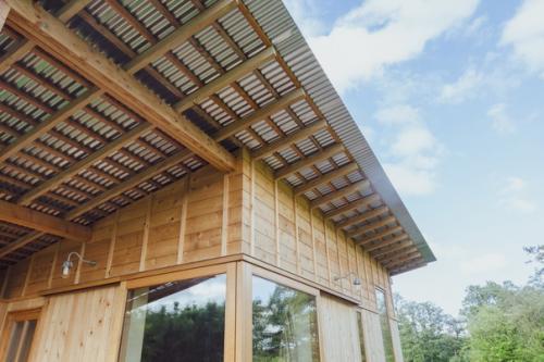 Дом Holly Water был спроектирован и построен @Outofthevalley_ltd как жилье в самом сердце Девона, Великобритания. 02