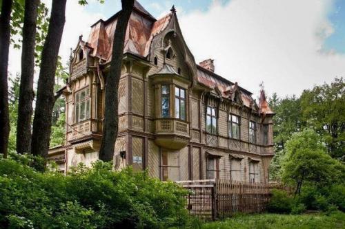 Шуваловский парк.  Парк сам по себе хорош, тенист и совершенно запущен, что, между прочим, составляет чуть ли не лучшую его сторону. 01