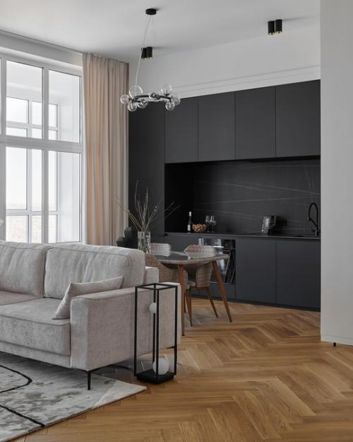 Владельцы этой квартиры в жилом комплексе Минска - семейная пара, чьи дети выросли и проживают отдельно. 01