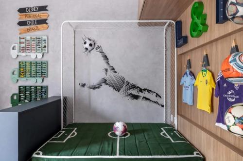 Космический интерьер детской спальни и игровая/учебная комната, оформлена в спортивной тематике - для двух мальчишек. 07