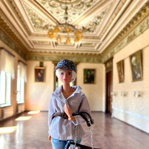 Из коридора мы в центральный гостиный зал потолок попадаем! 01