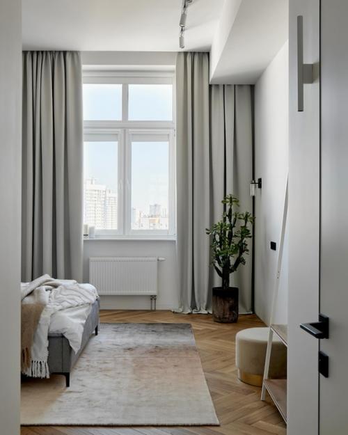 Владельцы этой квартиры в жилом комплексе Минска - семейная пара, чьи дети выросли и проживают отдельно. 06