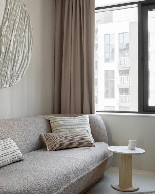 Легкий и минималистичный интерьер квартиры для девушки. 04