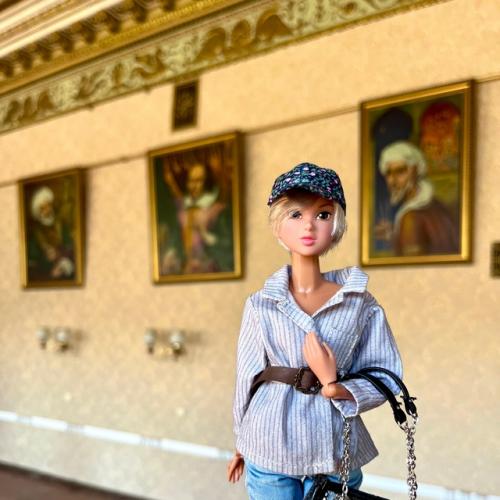 Из коридора мы в центральный гостиный зал потолок попадаем! 02