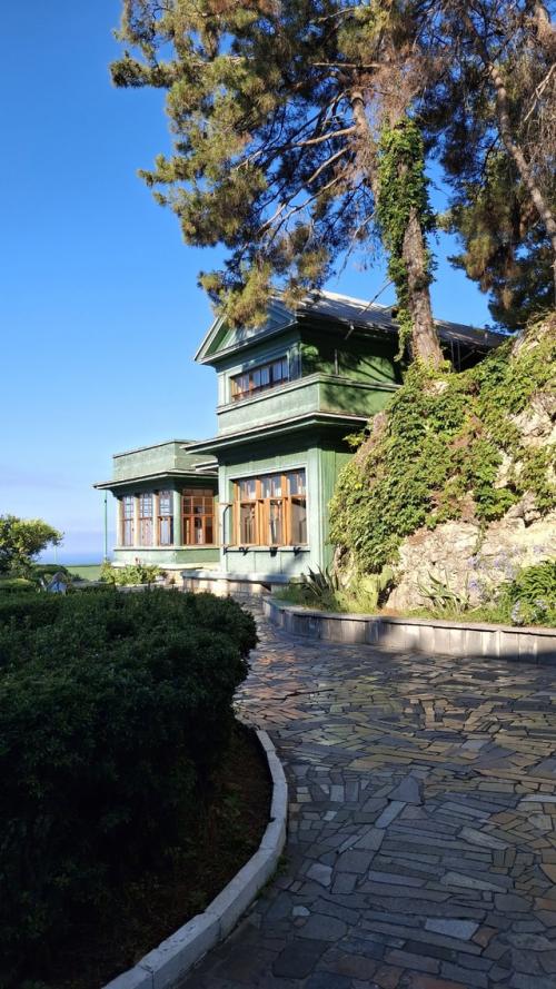 Абхазия. Остановка первая - дача Сталина, недалеко от Гагр, 300 метров от уровня моря. 01