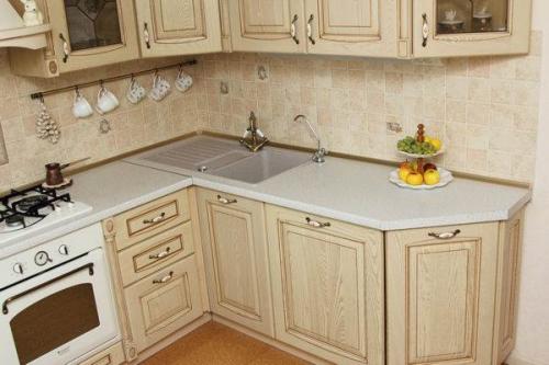 Теплая, уютная бежевая кухня 9. 5 кв. 02