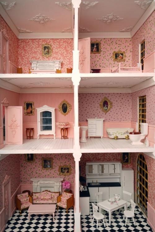 Наша звезда и архитектурная доминанта экспозиции - работа Исаева Даниила, художника - скульптора, работающего в жанре кукольной миниатюры. 08