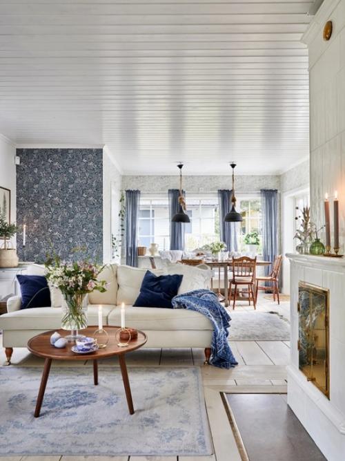 Широкие дощатые полы, изразцовая печь, решетчатые окна и красивая старинная винтажная мебель. 01