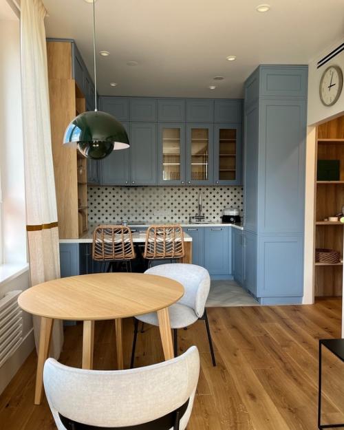 Очень красивая цветовая гамма в современном интерьере открытой кухни - гостиной. 01