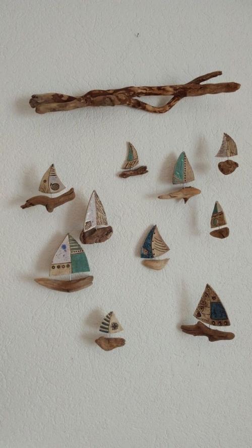 Кораблики из палочек и дощечек, вынесенных на берег, можно сделать вместе с детьми. 09