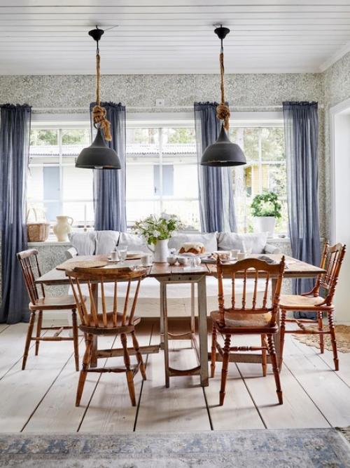 Широкие дощатые полы, изразцовая печь, решетчатые окна и красивая старинная винтажная мебель. 02