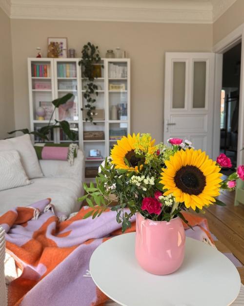 Уютная квартира с базовым светлым интерьером, мастерски украшенная ярким текстилем, декором и цветами, оживает благодаря смелым акцентам. 06