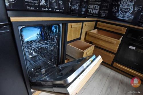 Андрей из Гомеля потратил 1, 5 года на то, чтобы сделать из убитой хрущевки конфетку. 05