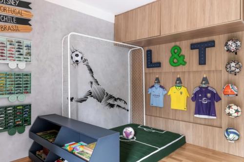 Космический интерьер детской спальни и игровая/учебная комната, оформлена в спортивной тематике - для двух мальчишек. 06