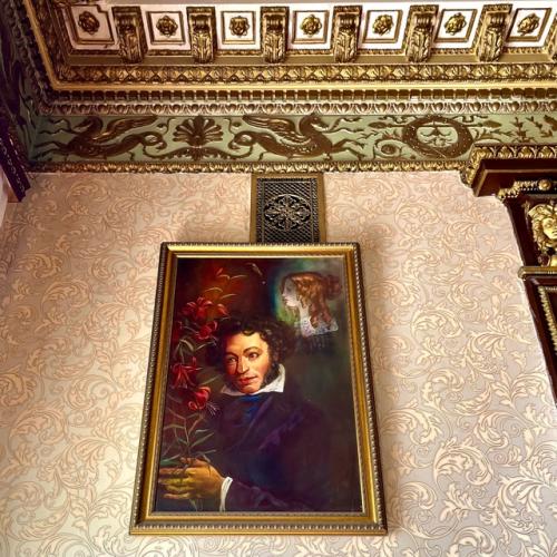 Из коридора мы в центральный гостиный зал потолок попадаем! 06