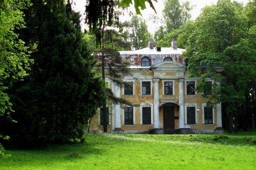 Шуваловский парк.  Парк сам по себе хорош, тенист и совершенно запущен, что, между прочим, составляет чуть ли не лучшую его сторону. 03