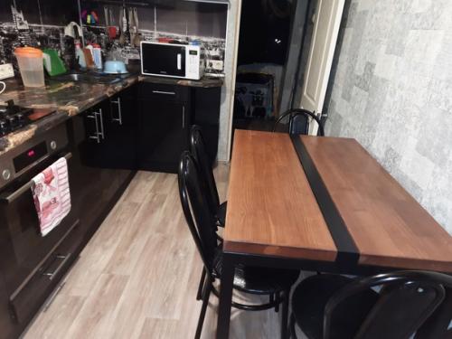 Еще один обеденный стол свой дом и своего хозяина обрел. 01