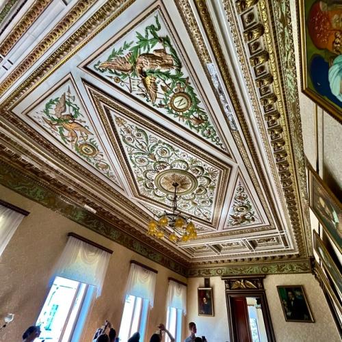 Из коридора мы в центральный гостиный зал потолок попадаем! 04