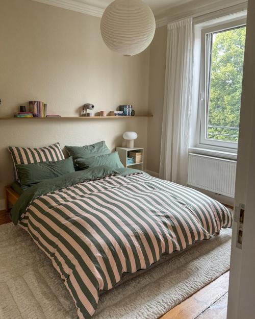 Уютная квартира с базовым светлым интерьером, мастерски украшенная ярким текстилем, декором и цветами, оживает благодаря смелым акцентам. 02