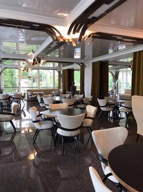 В загородном комплексе.
