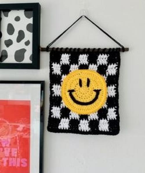 В последнее время в мире дизайна появился новый тренд - украшение интерьера с помощью вязаного панно. 09