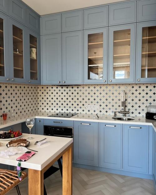 Очень красивая цветовая гамма в современном интерьере открытой кухни - гостиной. 02