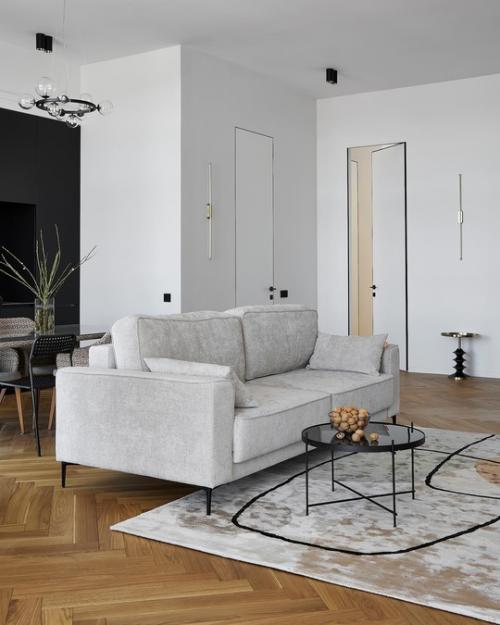 Владельцы этой квартиры в жилом комплексе Минска - семейная пара, чьи дети выросли и проживают отдельно. 03