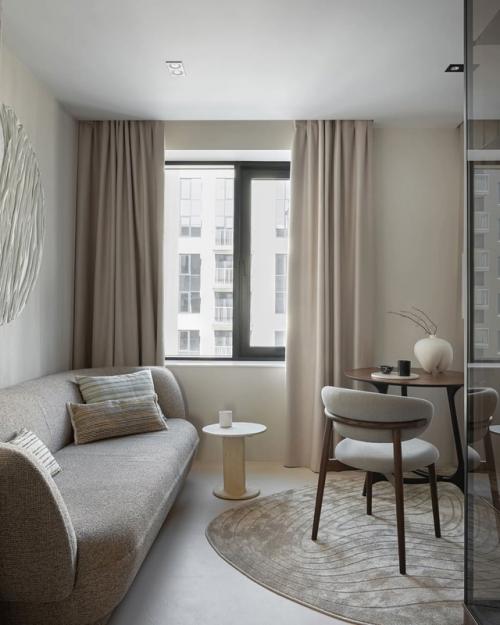 Легкий и минималистичный интерьер квартиры для девушки. 01