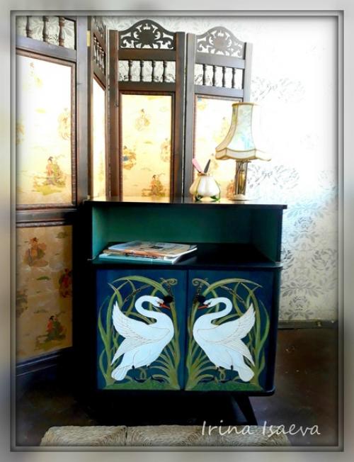 Старая, не имеющая антикварной ценности, мебель вполне может жить в современных интерьерах, главное ее правильно Подать, не так ли!