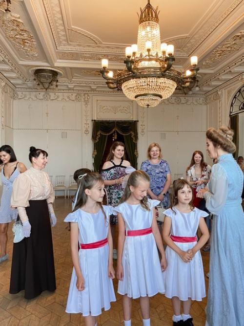 Погрузиться в эпоху начала XX века - легко. 03