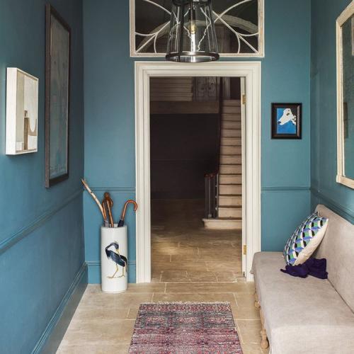 В этом интерьере цвет плотно заполняет собой пространство. 02