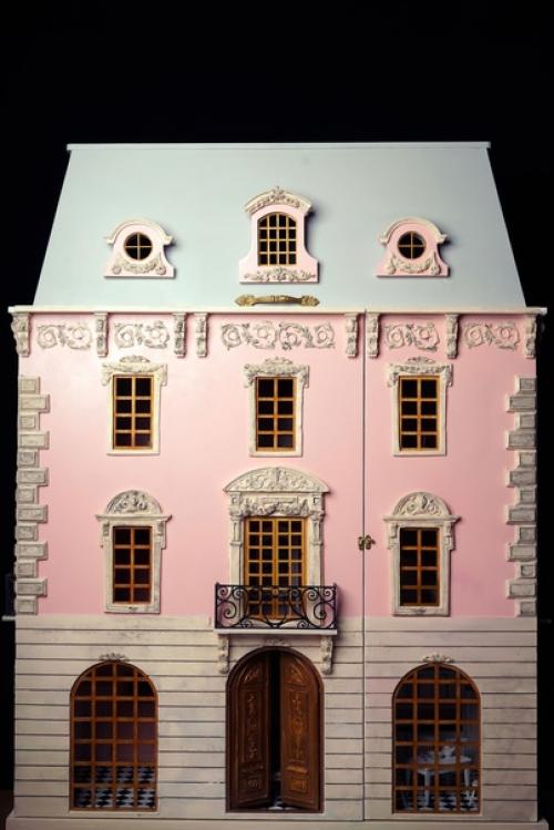 Наша звезда и архитектурная доминанта экспозиции - работа Исаева Даниила, художника - скульптора, работающего в жанре кукольной миниатюры. 03