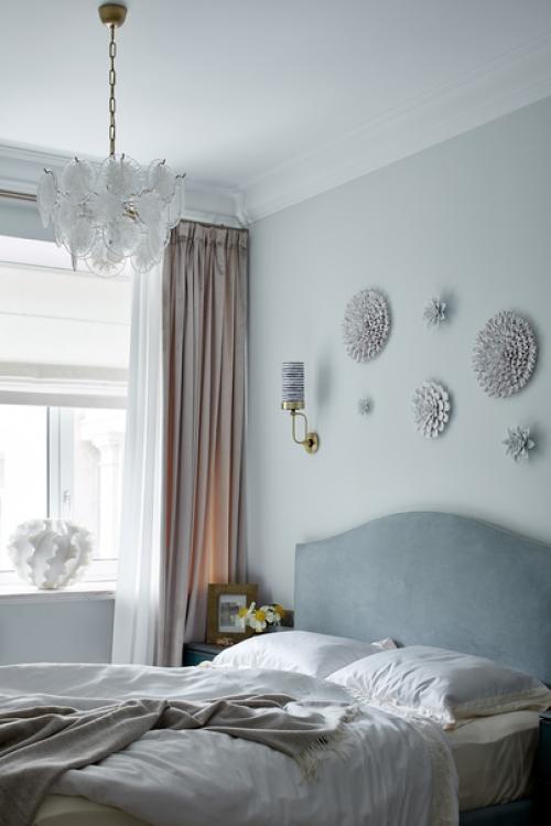 Дизайнеры Ирина Киреева и Анна пискун оформили воздушный и легкий интерьер квартиры в пастельно-голубых тонах, наполненный светом и воздухом. 02