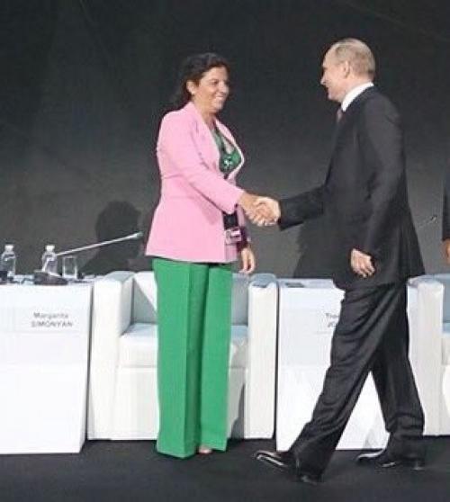 Правильное сочетание цветов - одна из важных составляющих совершенного образа и стильного и целостного интерьера. 06