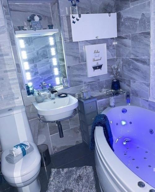 И живёшь словно в ночном клубе. 02