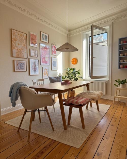 Уютная квартира с базовым светлым интерьером, мастерски украшенная ярким текстилем, декором и цветами, оживает благодаря смелым акцентам. 04