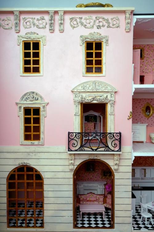 Наша звезда и архитектурная доминанта экспозиции - работа Исаева Даниила, художника - скульптора, работающего в жанре кукольной миниатюры. 05