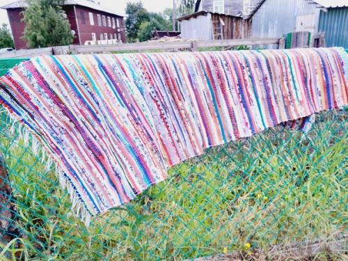 Где-то прочитала, что половики и коврики как машина времени - уносит нас в прошлое, в уютный дом мамы и бабушки. 02