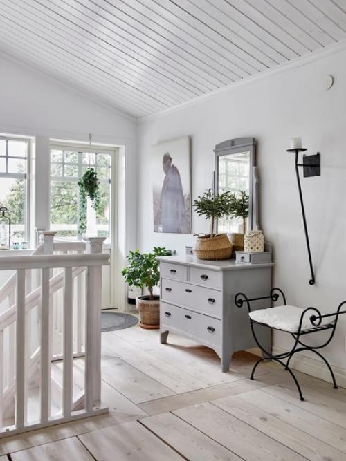 Широкие дощатые полы, изразцовая печь, решетчатые окна и красивая старинная винтажная мебель. 04